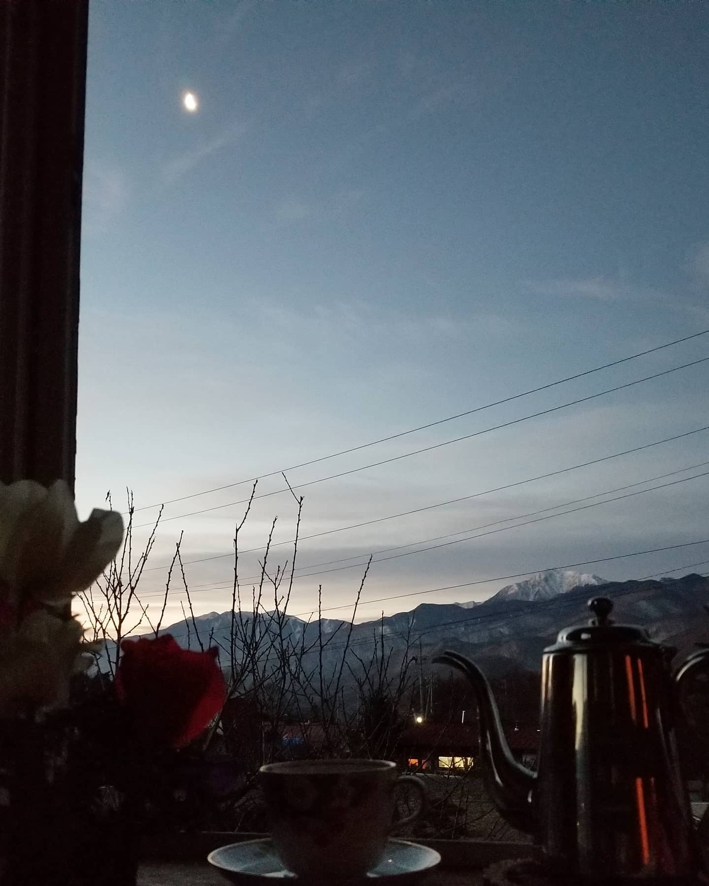 2022年 朝のお茶と月とアネモネと白い甲斐駒ヶ岳 #八ヶ岳の空機嫌 #ひなぎくきつね #countrysideskyjapan